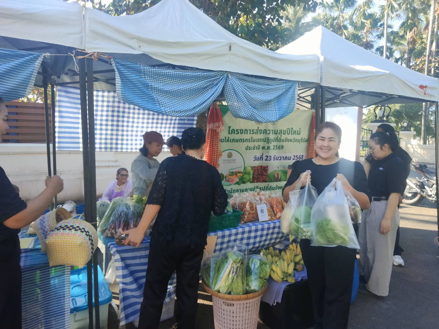 title - วันที่ 23 ธันวาคม 2568 เวลา 08.30 น. นายประเสริฐ กาญจนเกียรติกุล ปฏิรูปที่ดินจังหวัดบุรีรัมย์ มอบหมายเจ้าหน้าที่ ส.ป.ก.บุรีรัมย์จัดโครงการส่งความสุขปีใหม่มอบให้เกษตรกรในเขตปฏิรูปที่ดินจังหวัดบุรีรัมย์ ประจำปี พ.ศ. 2569